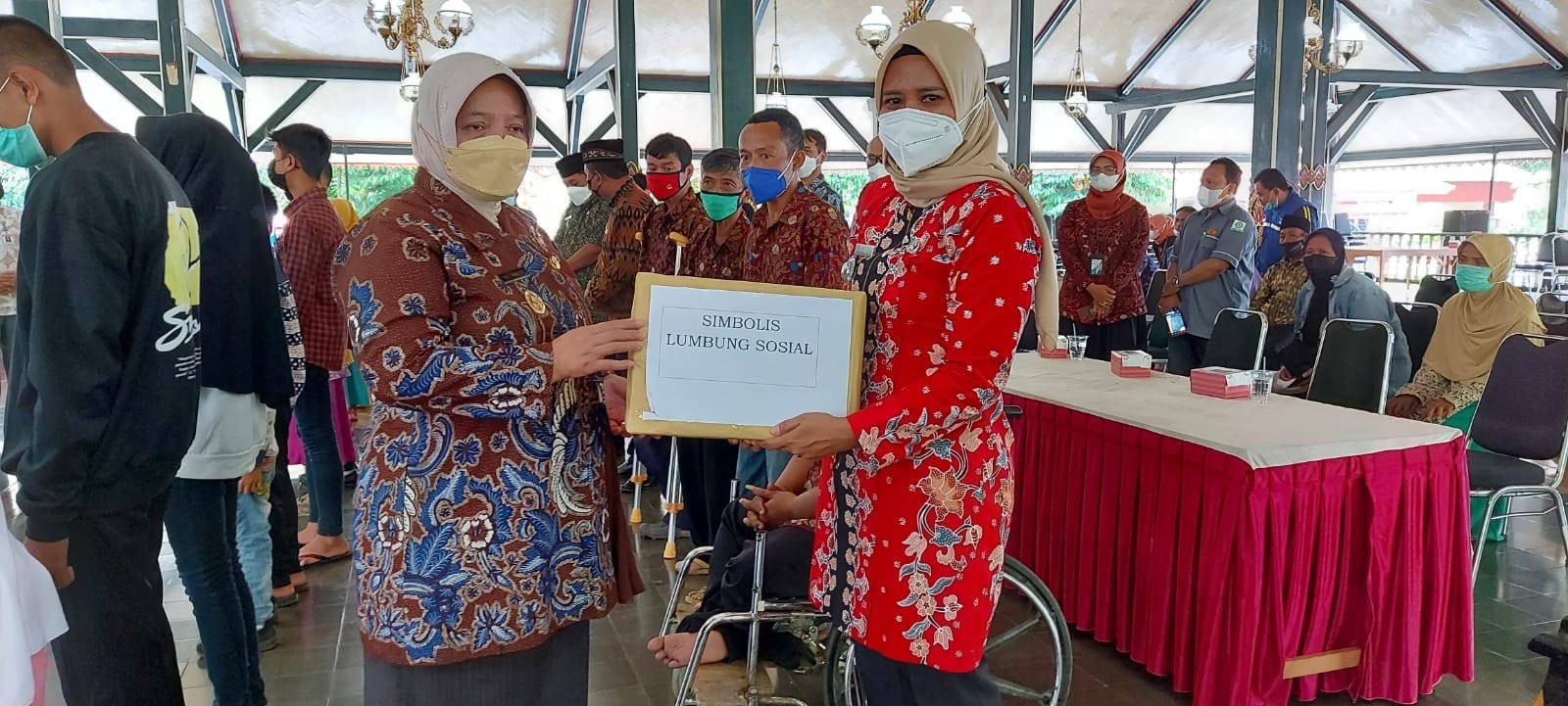 CAMAT NGOMBOL MENERIMA SIMBOLIS BANTUAN DARI WAKIL BUPATI PURWOREJO