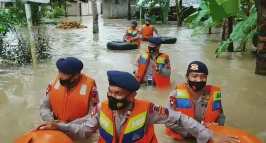 PERSONEL BABHINSA DAN POLSEK NGOMBOL IKUT MEMBANTU EVAKUASI WARGA TERDAMPAK BANJIR