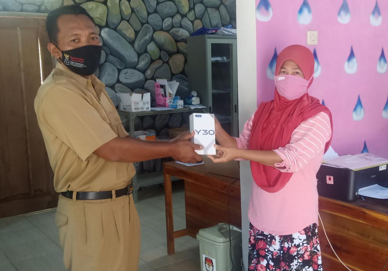 PENYERAHAN BANTUAN OPERASIONAL HP ANDROID UNTUK KADER KPMD DESA PEJAGRAN