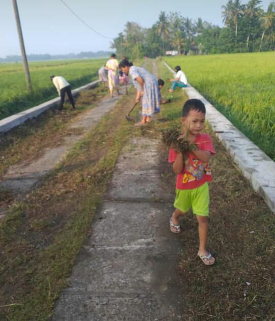 WARGA DESA NGOMBOL DI KECAMATAN NGOMBOL ADAKAN KERJA BAKTI BERSAMA