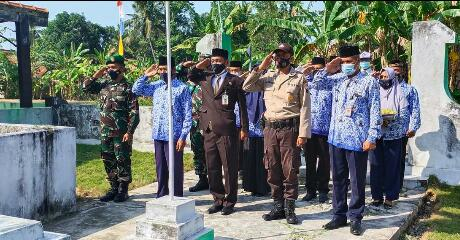 KEGIATAN MEMPERINGATI HUT RI KE - 76 MELAKUKAN TABUR BUNGA KE MAKAM PAHLAWAN