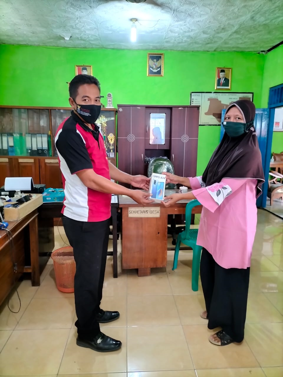 PENYERAHAN BANTUAN OPERASIONAL HP ANDROID UNTUK KADER KPMD DESA JOMBANG