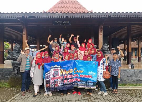 DHARMA WANITA KECAMATAN NGOMBOL WISATA KE KAMPOENG RAWA SEMARANG