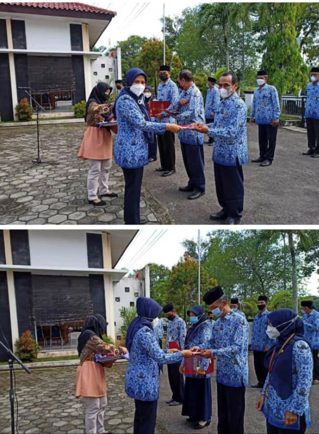 PENYERAHAN PENGHARGAAN SATYA LENCANA KEPADA PEGAWAI KECAMATAN NGOMBOL