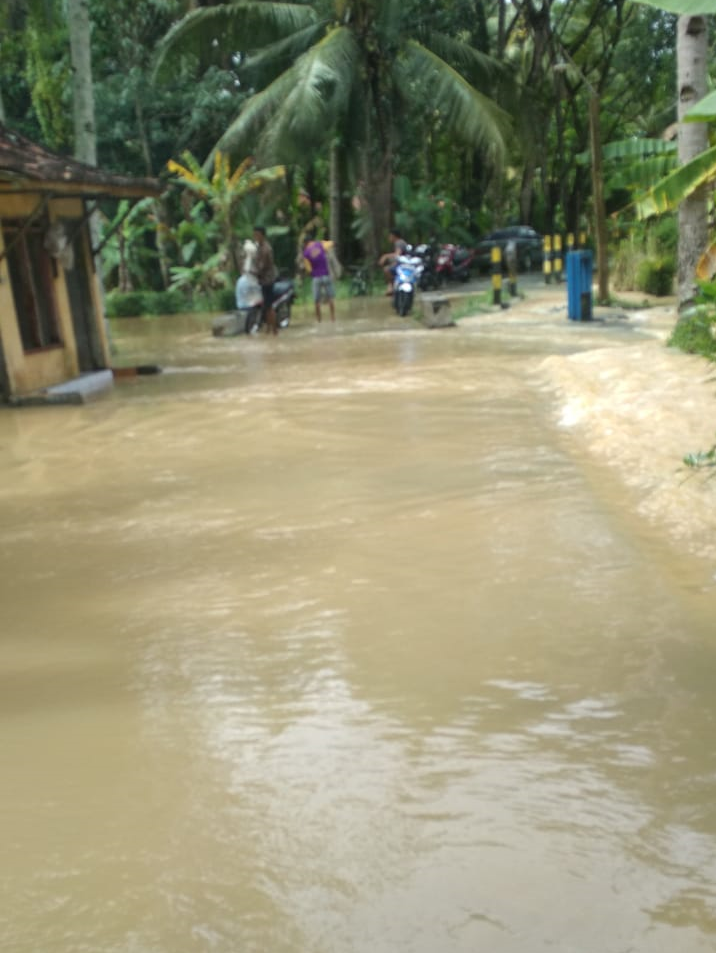 BANJIR LANDA DESA SECANG KECAMATAN NGOMBOL