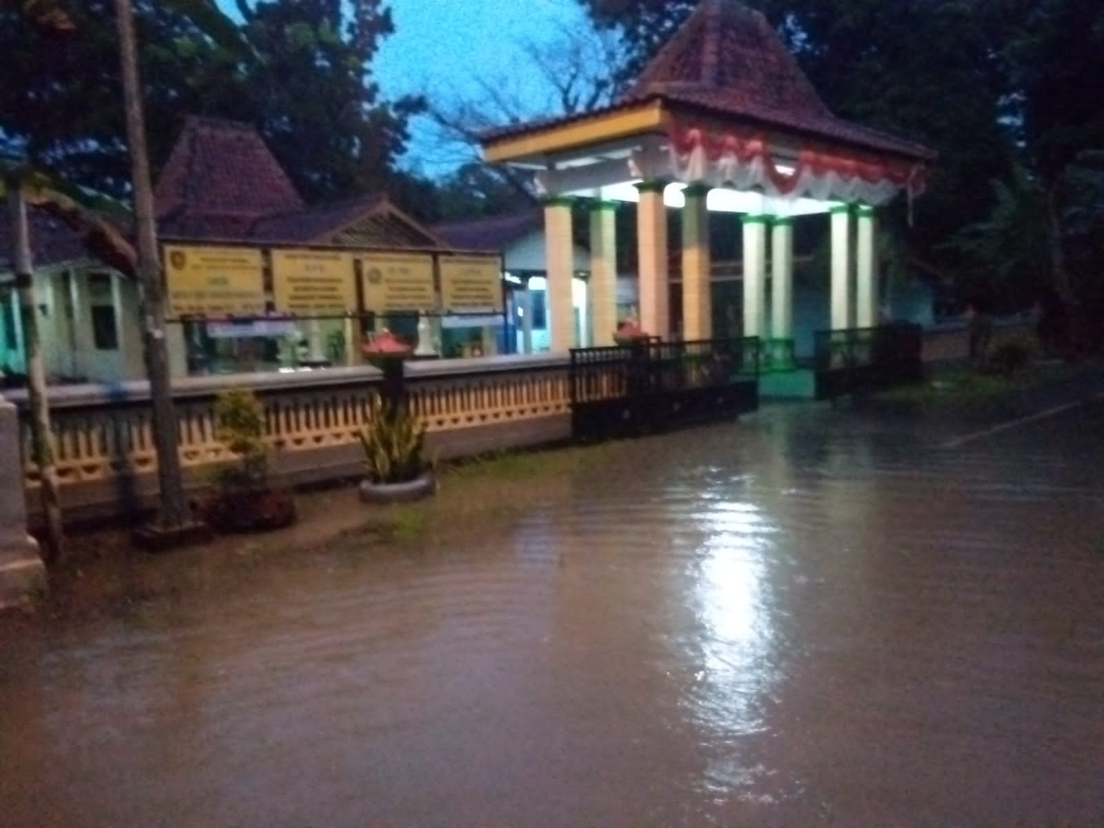 BANJIR LANDA DESA WINGKOSANGGRAHAN KECAMATAN NGOMBOL