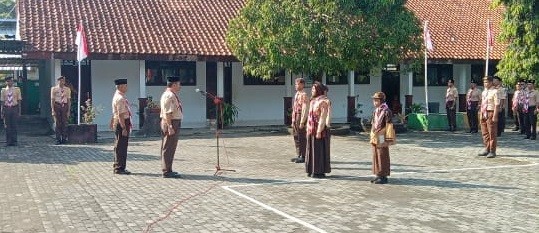 CAMAT NGOMBOL MENGHADIRI UPACARA HARI PRAMUKA 