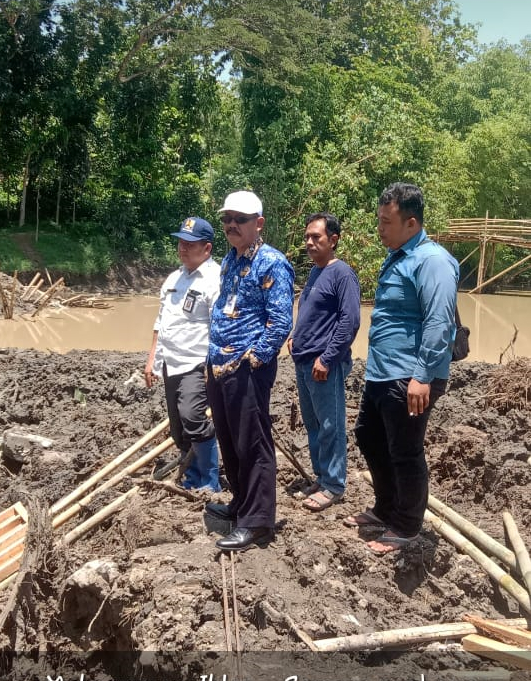 CAMAT NGOMBOL MONITORING NORMALISASI SUNGAI LERENG