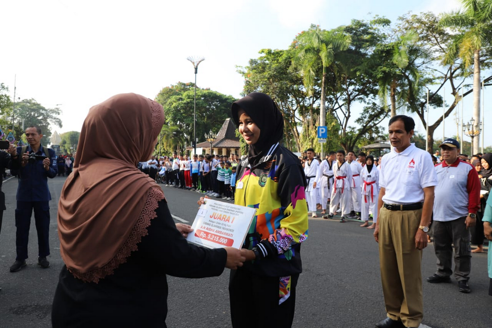 Peringati HAORNAS ke-41, Bupati Serahkan Penghargaan Kepada Atlet Berprestasi