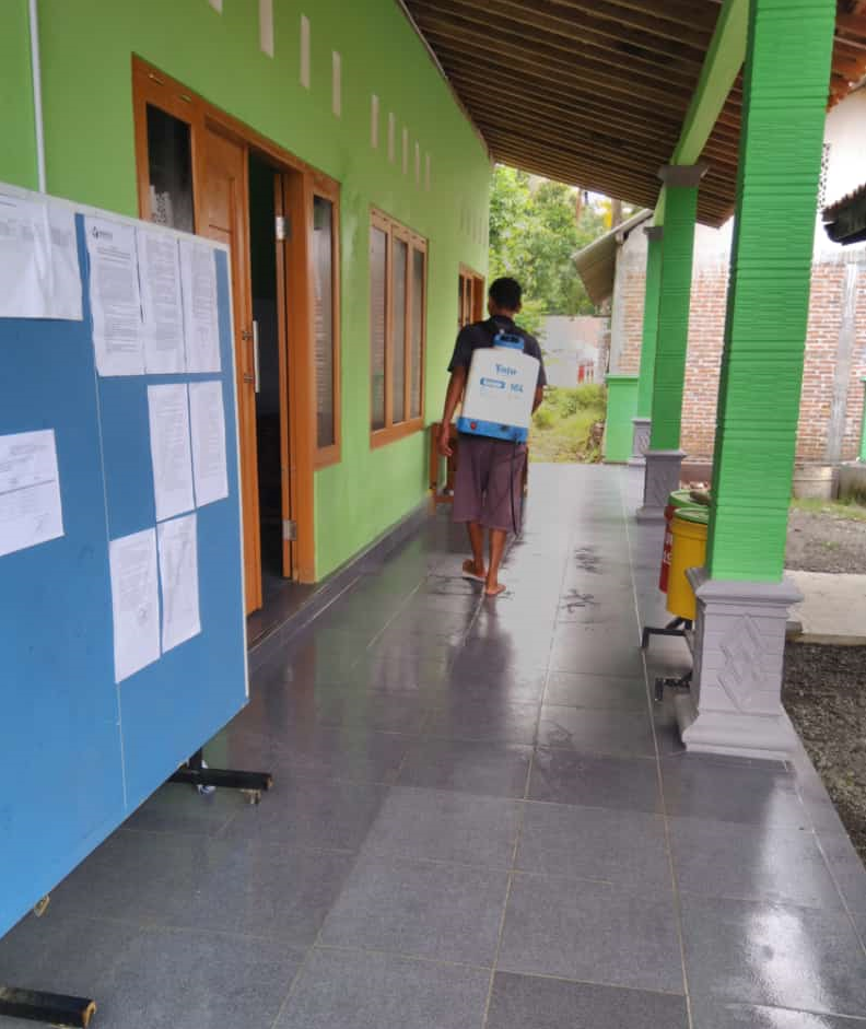 PENYEMPROTAN DESINFEKTAN DI WILAYAH KANTOR BALAI DESA WINGKOHARJO