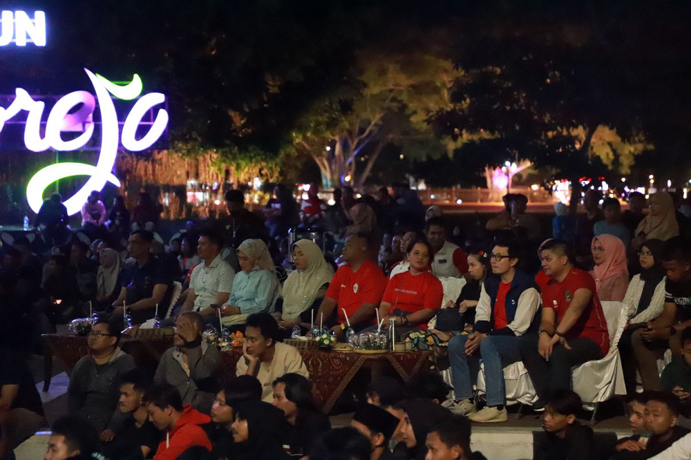 Bupati Yuli Hastuti dan Masyarakat Purworejo Nobar Timnas Indonesia