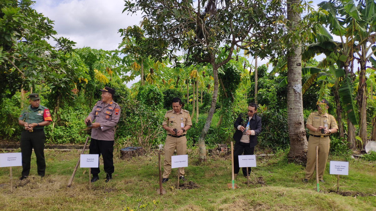 Penanaman Pohon KKN 2025 Universitas Muhammadiyah Purworejo di Desa Tunjungan