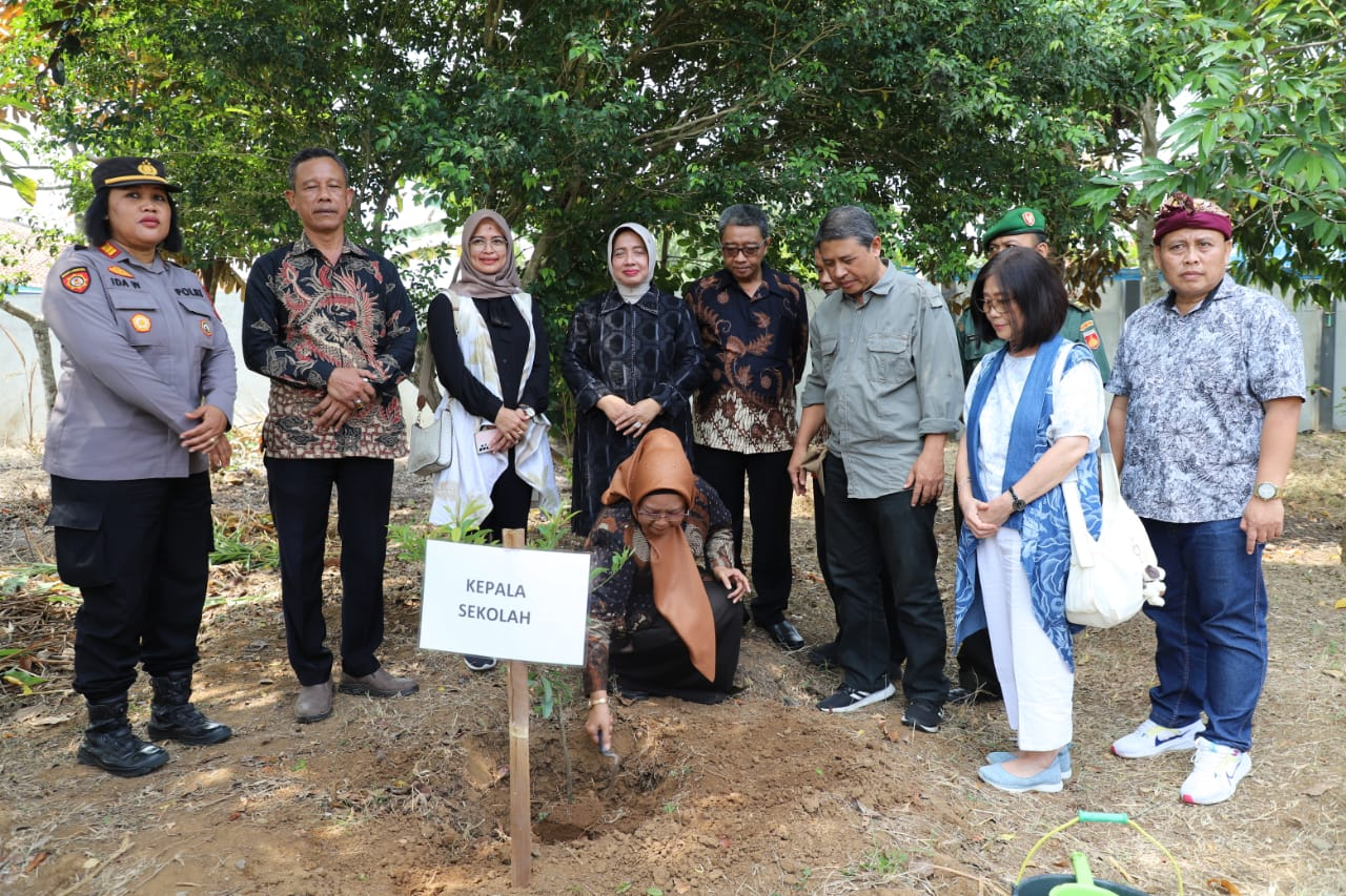 Bupati Tanam Pohon Manggis Dalam Acara Smandafest 2024