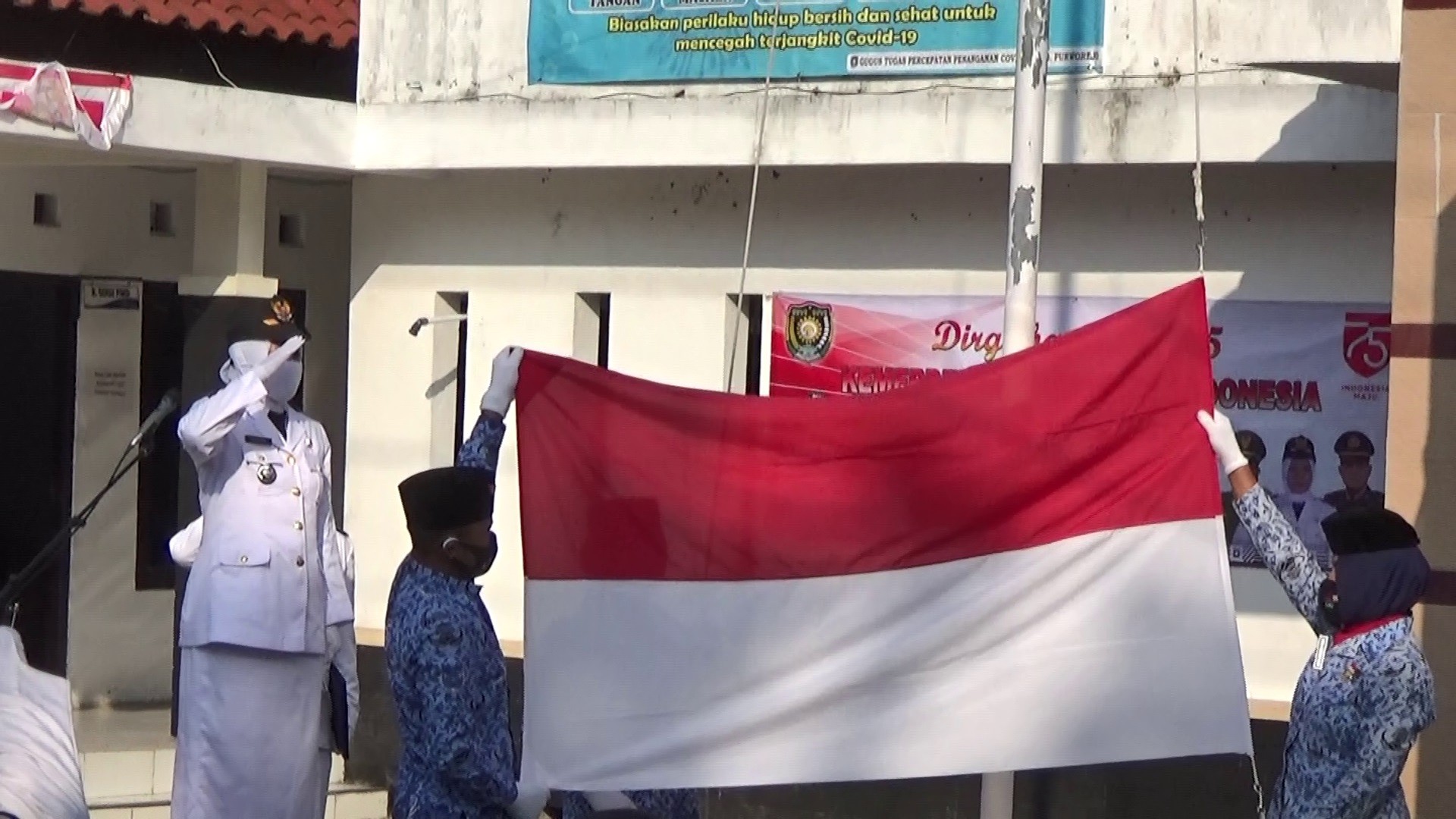 ASN KECAMATAN NGOMBOL BERPARTISIPASI MENJADI PENGIBAR BENDERA HUT RI KE - 75