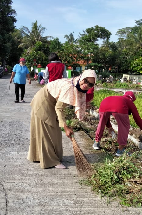 KEGIATAN JUMAT BERSIH DI DESA KLANDARAN